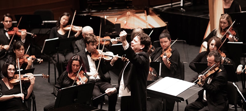Image of Donato Cabrera conducting the Las Vegas Philharmonic