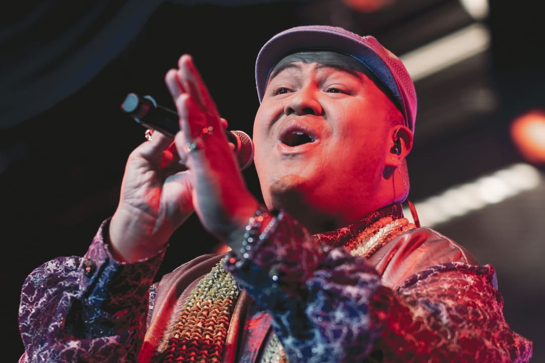 Kalani Pe'a singing