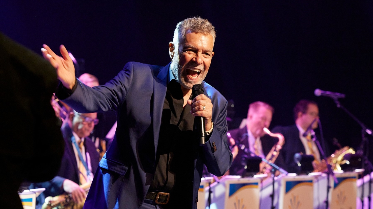 Clint Holmes